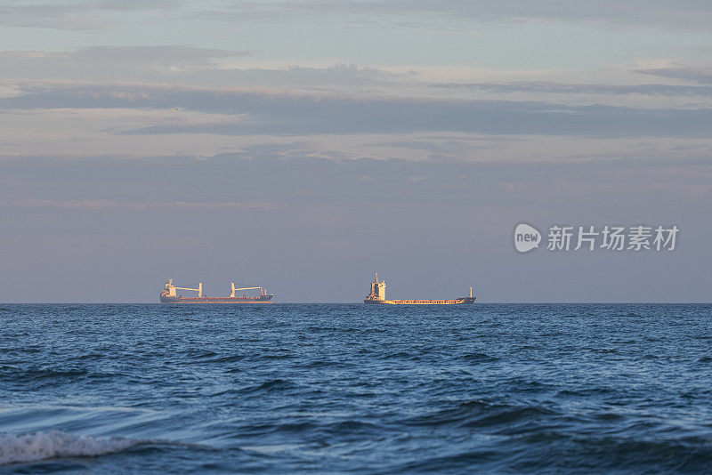 海浪和船在背景