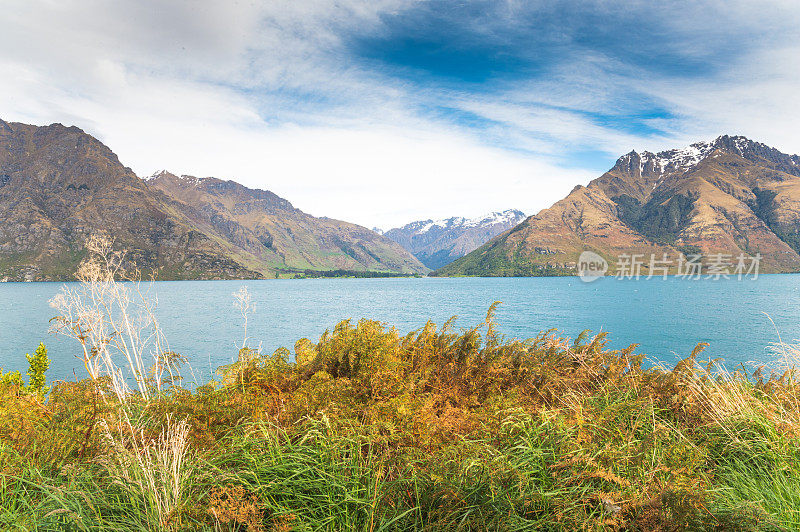 在美丽的自然景观瓦纳卡和箭镇镇最受欢迎的旅游目的地在新西兰南岛