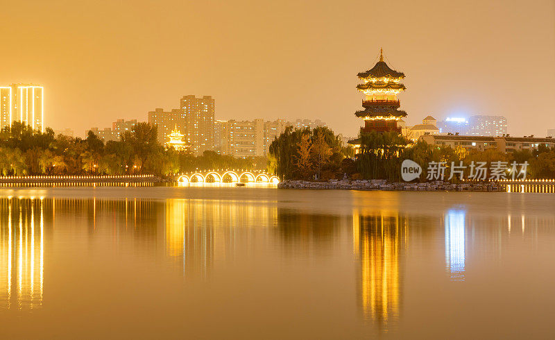 晚上，城市的天际线在中国山西省太原市