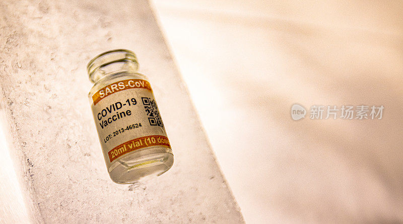 小瓶COVID-19疫苗，保存于冰袋背光近距离低温中。标记SARS-CoV-2对抗冠状病毒