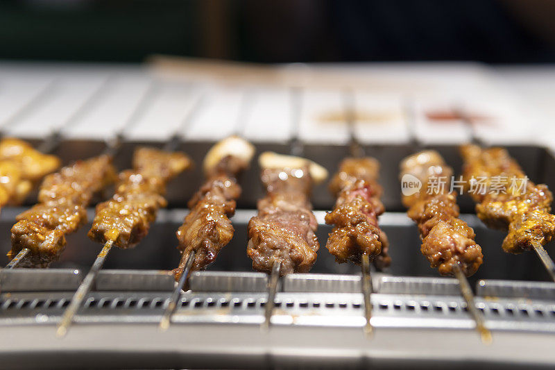 餐馆里烤肉架上的烤肉