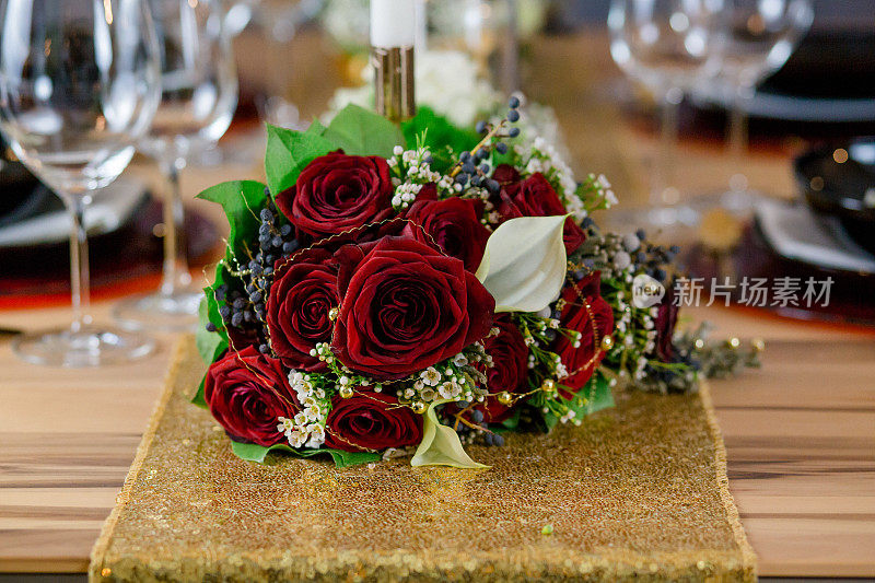 餐桌装饰-一束鲜花和红玫瑰在前景