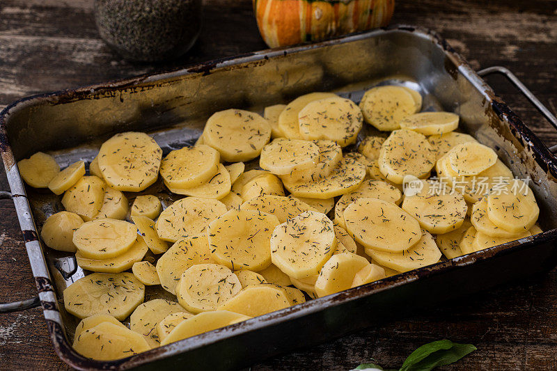 土豆在砂锅准备烤箱烤