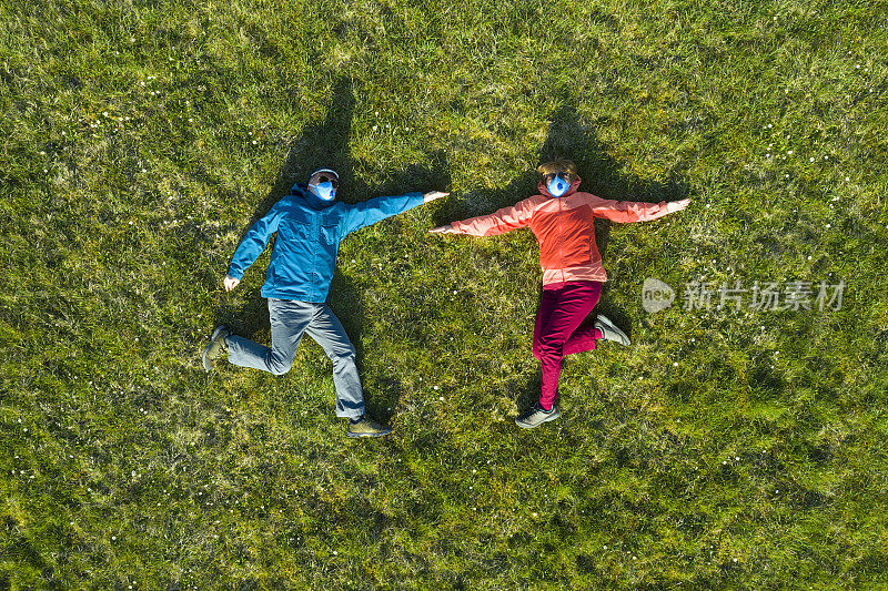 夫妇在隔离期间放松