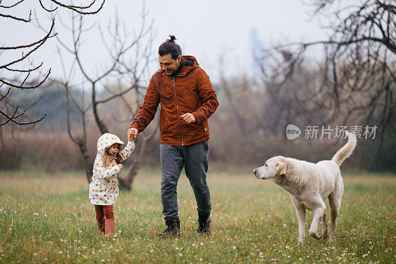 年轻的父亲和他的女儿和一只狗