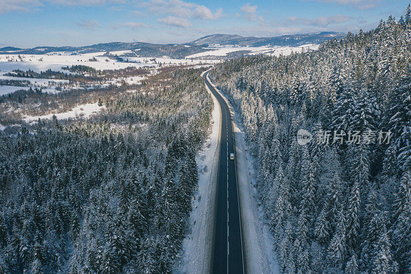 冬季喀尔巴阡山脉的鸟瞰图