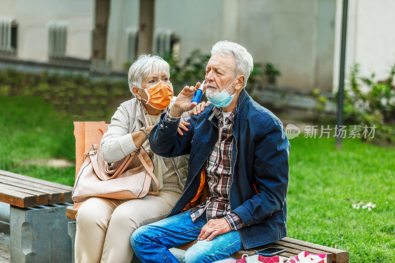 患有慢性鼻窦炎的老年病人正在使用鼻喷雾剂。