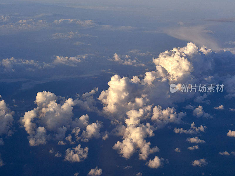 从飞机上射云