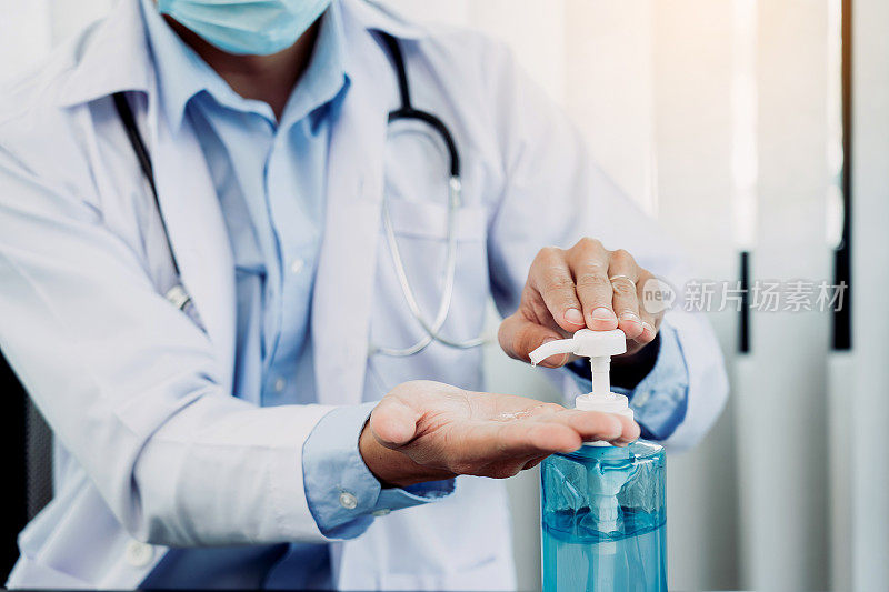 医生把他的手按在洗手液的瓶子上。