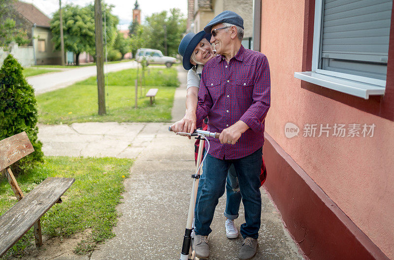 骑着摩托车的老夫妇