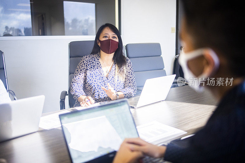 亚洲女人和男人在商务会议上的谈话