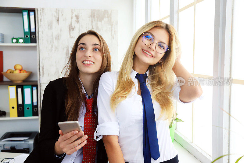 两个女商人在办公室里聊天