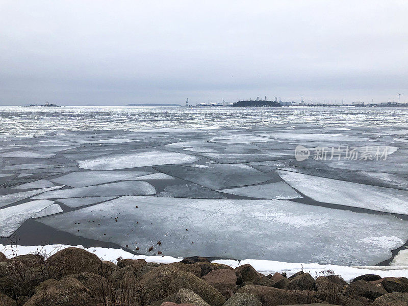 海上漂浮的冰。春天的波罗的海海景。在戈列索特线上有一个小岛。