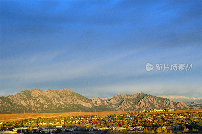 壮观的日出:科罗拉多州和熨斗山脉的布鲁姆菲尔德全景