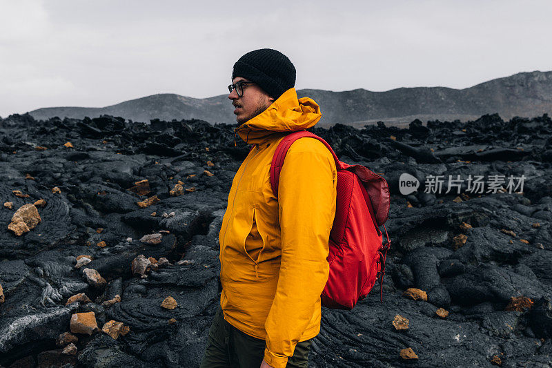 在冰岛fagradalsjall火山喷发的男子旅行者徒步旅行