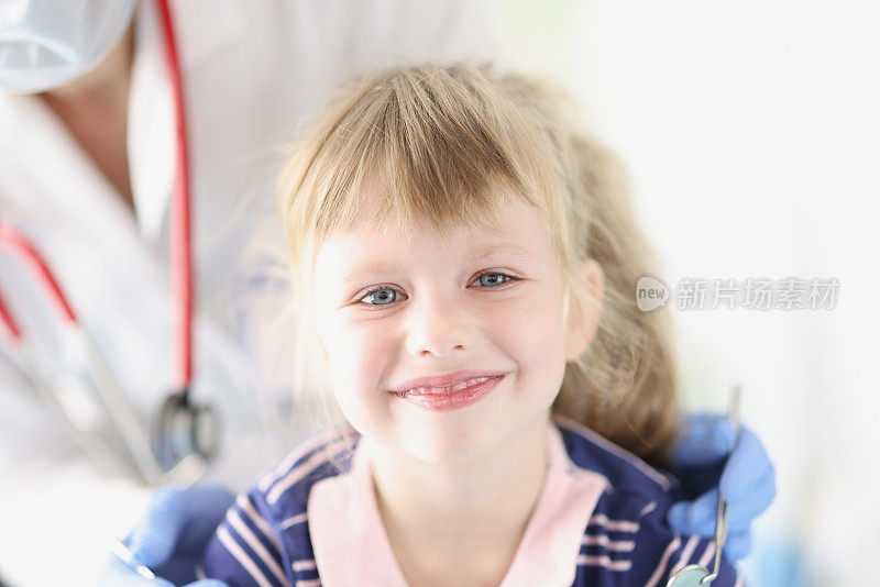 微笑的小女孩坐在牙医预约处