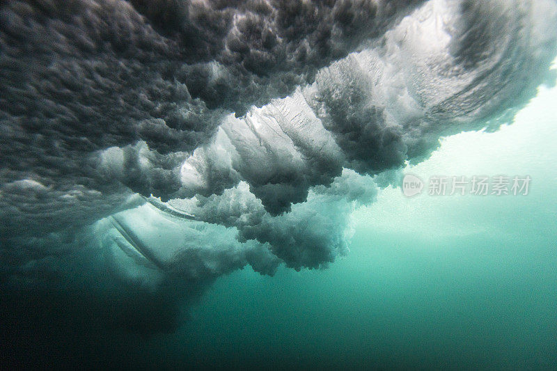 水下海浪撞击场景