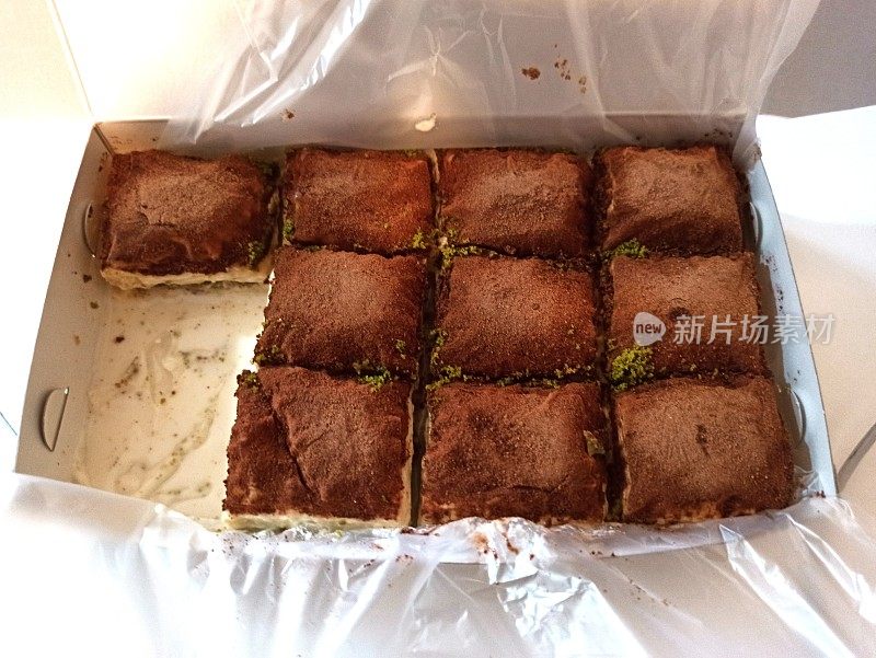 传统的土耳其冷巧克力可可果仁饼在伊斯坦布尔的火鸡