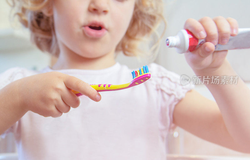 金发小女孩在刷牙