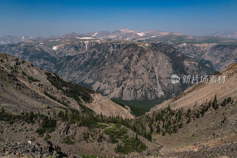 从比尔图斯通过高速公路的高山景