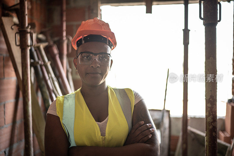 一名建筑工地的女建筑工人的肖像