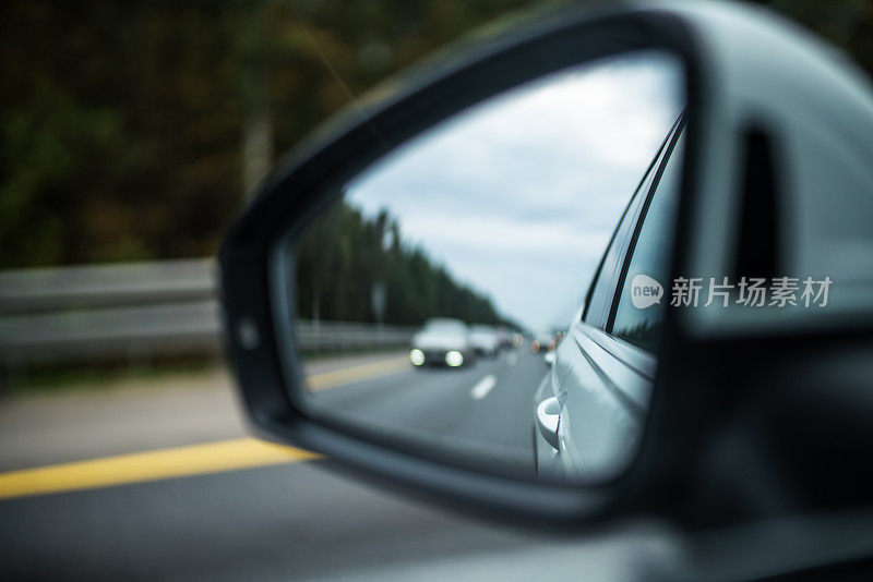 一辆汽车的后视镜在一个旅程的特写
