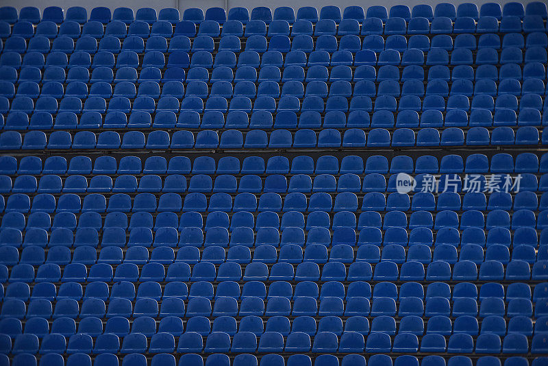体育场里没有观众的肮脏座位