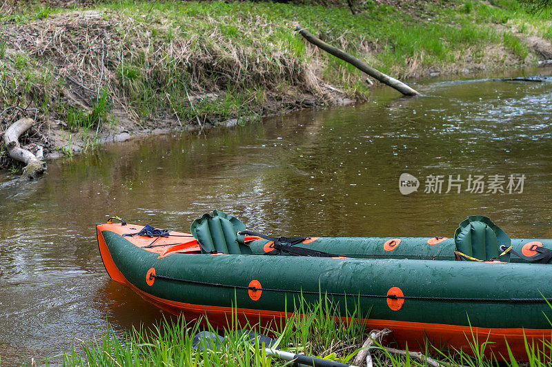 在河上划独木舟。在皮艇漂流。充气皮艇。水上活动。