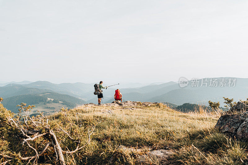 徒步旅行的朋友在山脊上放松的观点