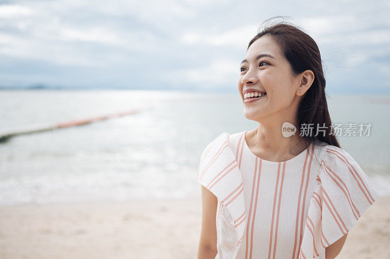 自信亚洲美丽微笑的女性期待在热带海滩享受宁静的时刻