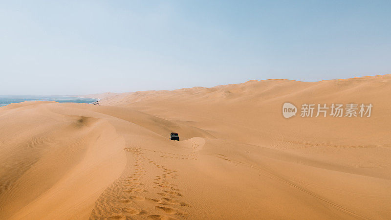 风景4X4汽车驾驶沙丘沿纳米比亚海岸