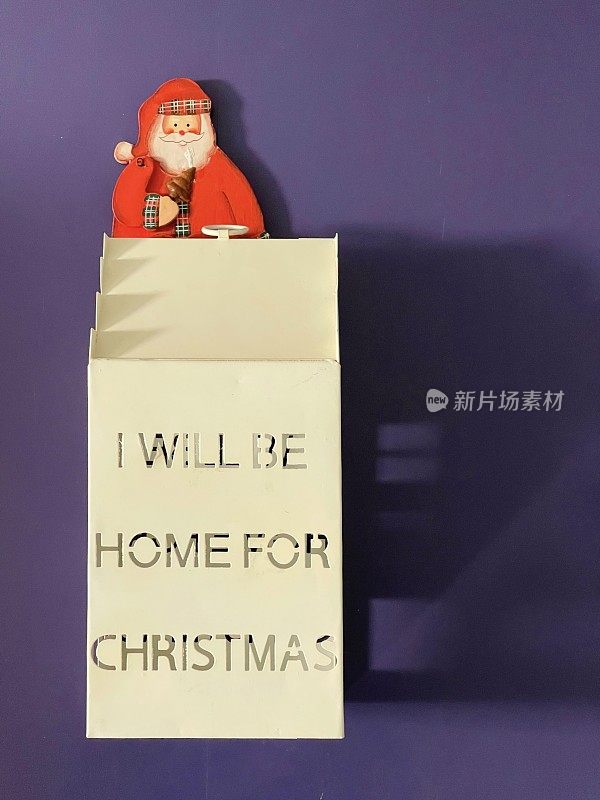 圣诞老人坐在一条短信上:我会回家过圣诞节的