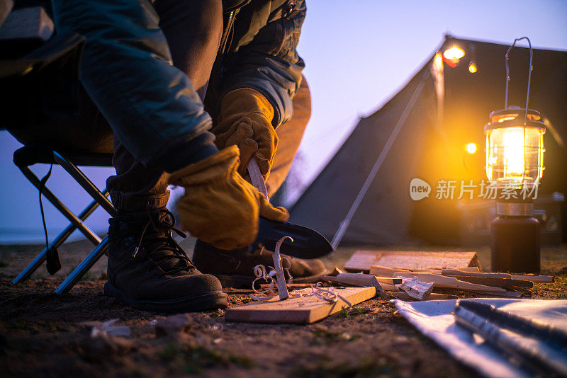 准备木柴，露营场景