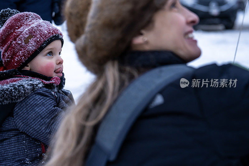 一家人在冬天滑雪。