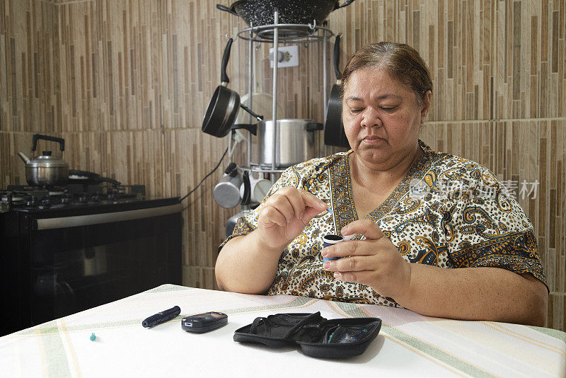 拉丁妇女在家检查血糖水平