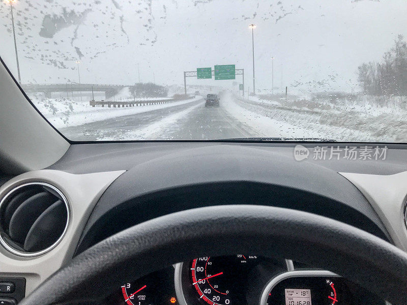 暴风雪在高速公路