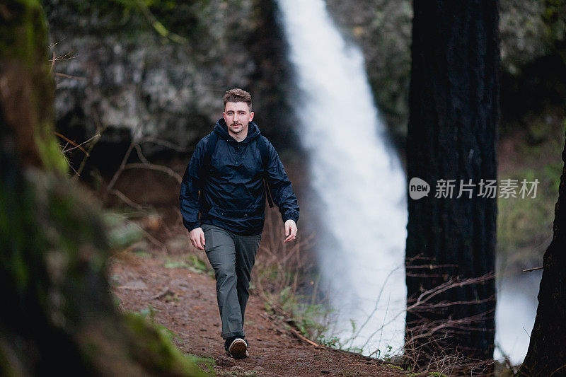 男性徒步旅行者在俄勒冈州的森林小径上行走