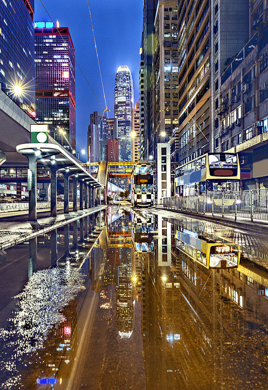 大雨过后的街道