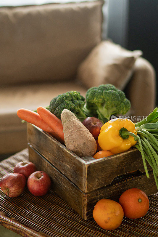 一箱有机来源的水果和蔬菜的可持续生活