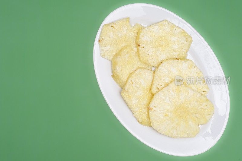 桌上的菠萝片