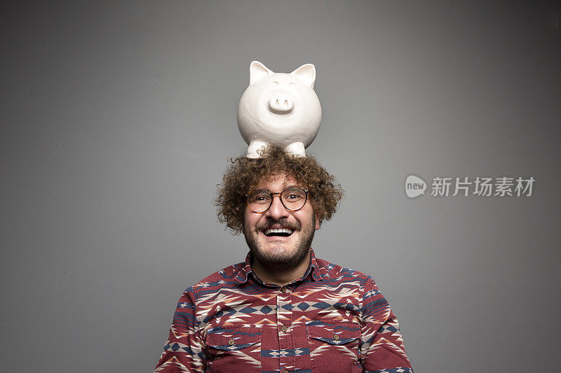 幸福的人的肖像，在他的头上扛着一个储蓄罐
