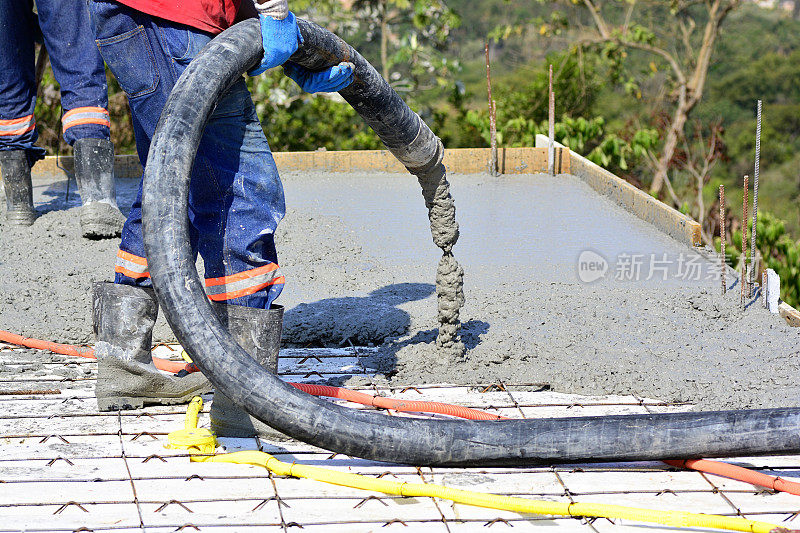 建筑工人浇筑混凝土板。构建具体的程序