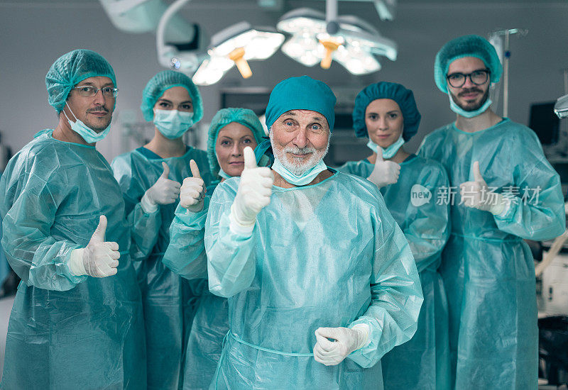 一组外科医生在手术室竖起大拇指