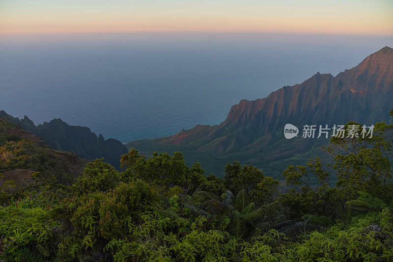 鸟瞰一个岛屿的热带海岸线