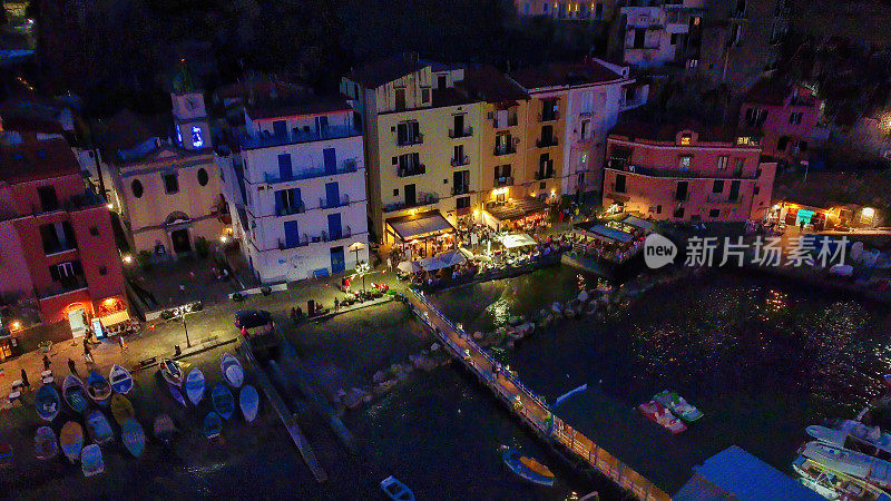 夜晚，索伦托海滩上的住宅，鸟瞰图，阿马尔菲海岸-意大利