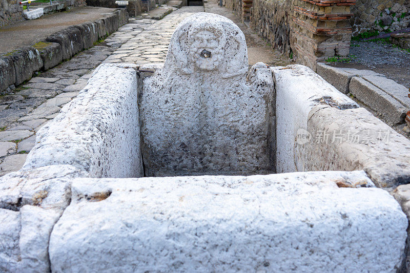 意大利那不勒斯赫库兰尼姆考古公园的古城喷泉石像。