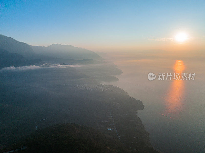 鸟瞰危地马拉的阿提特兰湖