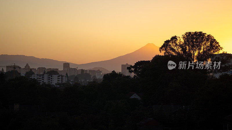 以火山为背景的城市的黎明