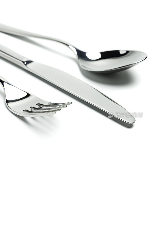 一套银制餐具，有刀、叉和勺子