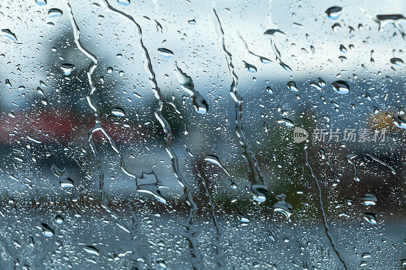 雨滴落在挡风玻璃上